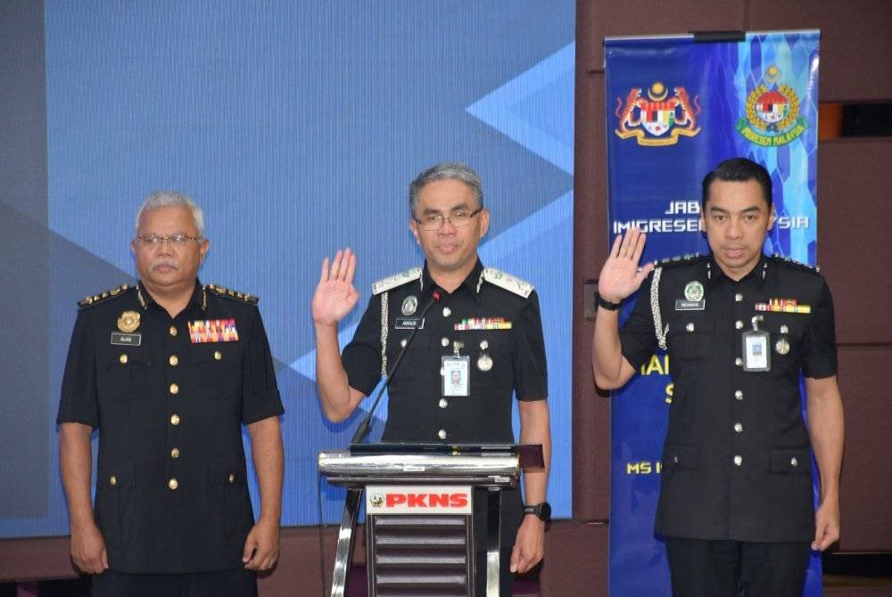 Khairrul Aminus (tengah) mengetuai sesi lafaz ikrar bebas rasuah JIM Selangor pada Rabu.