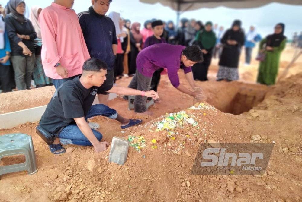 Jenazah Adam Benjamin selamat dikebumikan di Tanah Perkuburan Islam Cahaya Masai, Pasir Gudang, pada Rabu.