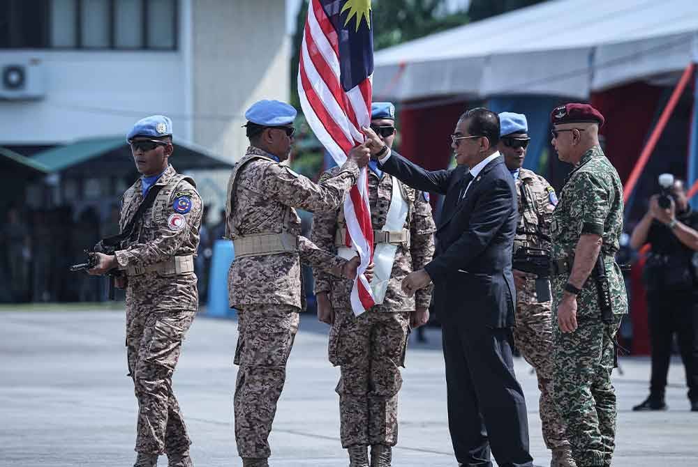 SUBANG, 6 Nov -- Menteri Pertahanan Datuk Seri Mohamed Khaled Nordin menyerahkan bendera Malaysia kepada Komander MALBATT 850-12, Kol. Johan Effendi Mohd Shalleh pada majlis penghantaran Kumpulan Pertama Malaysian Battalion (MALBATT) 850-12 ke Lubnan di Pengkalan Udara Subang, pada Rabu. Foto Bernama