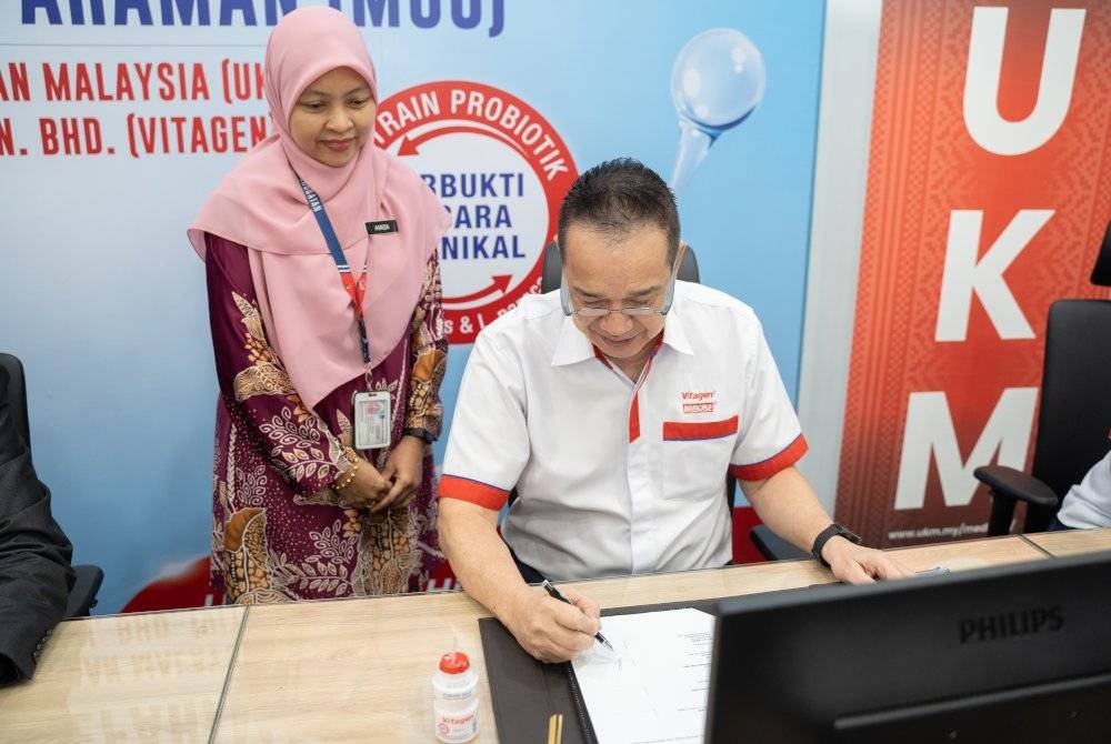 Eng Lip ketika menandatangani MoU bagi menjalinkan kerjasama strategik antara Vitagen dan UKM.