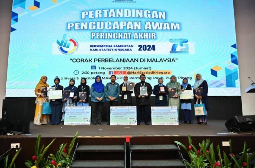 Pemenang pertandingan Pengucapan Awam Sekolah Menengah Harian sempena Sambutan Hari Statistik Negara dan Majlis Ulang Tahun Jubli Intan ke-75 di Pusat Konvensyen PICCA, Pulau Pinang pada Sabtu lalu.