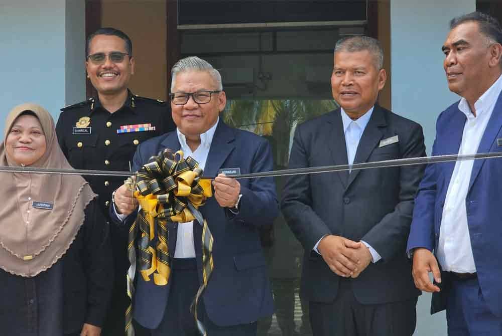 Norazlan (tengah) memotong reben simbolik merasmikan pejabat SPRM Perak cawangan Manjung di Sitiawan pada Khamis.