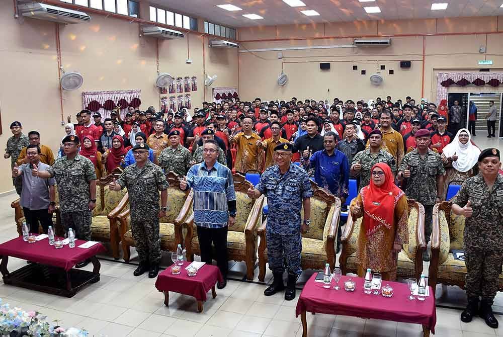 Adly (depan, tengah) bersama warga sekolah pada program Pertandingan e-Sports Sekolah Dalam Kem (SDK) Angkatan Tentera Malaysia (ATM) di Sekolah Menengah Kebangsaan Kem Terendak di Melaka pada Khamis. Foto Bernama