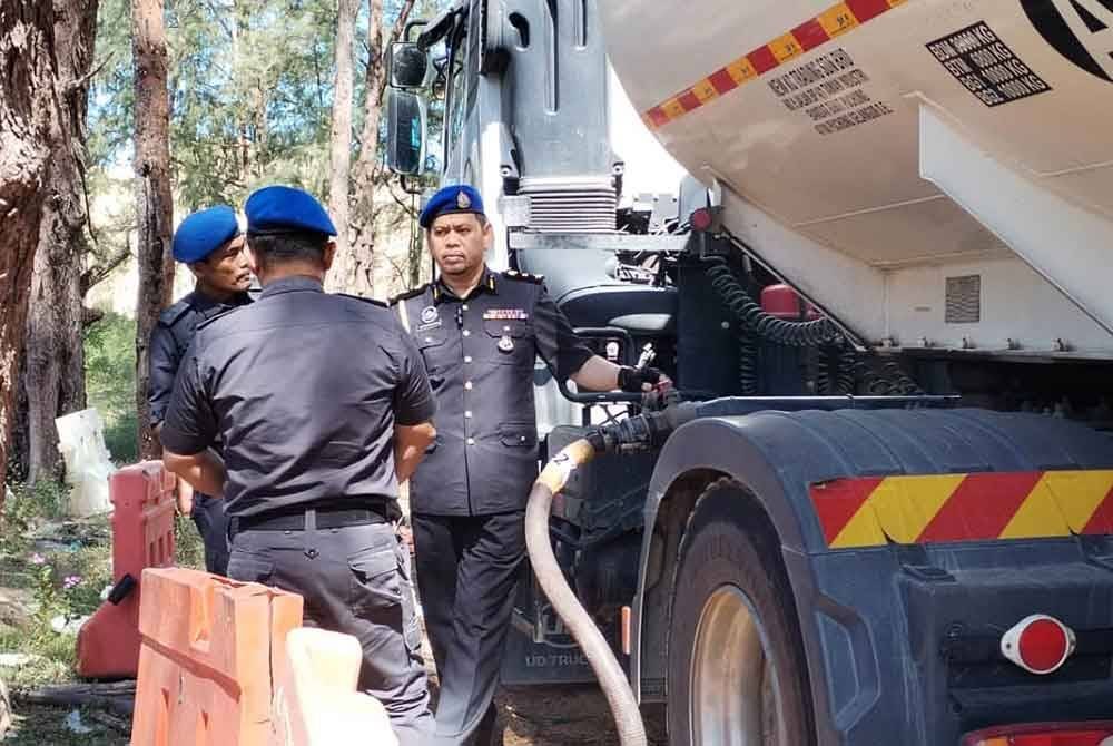 Saharuddin (kanan) ketika meninjau kawasan serbuan dalam Ops Gempur yang dijalankan pada petang Rabu.