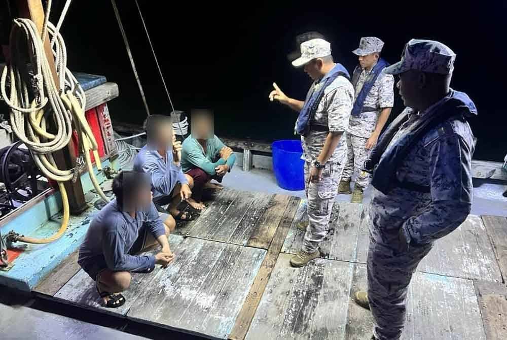 Penguat kuasa Maritim Selangor melaksanakan pemeriksaan terhadap kru sebuah vesel nelayan tempatan.