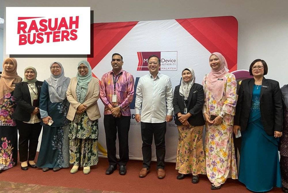 Ketua Pegawai Eksekutif Yayasan Sinar Untuk Malaysia Rasuah Busters, Nurhayati Nordin (empat dari kiri) dan Ketua Pegawai Eksekutif MDA, Dr P Muralitharan (lima dari kiri) bersama pegawai kanan MDA dan jemputan di Hari Integriti Nasional Peringkat MDA di sini pada Khamis.