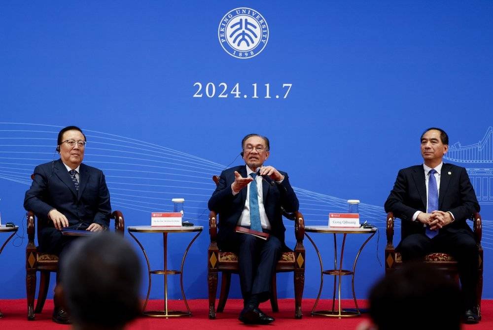 Anwar terlibat dalam sesi soal jawab dengan peserta selepas menyampaikan syarahan umum bertajuk 'Merapatkan Niaga Hadapan: Memperkukuh Hubungan Malaysia-China dan Pusat ASEAN dalam Perintah Global yang Berubah' di Universiti Peking. Foto Bernama