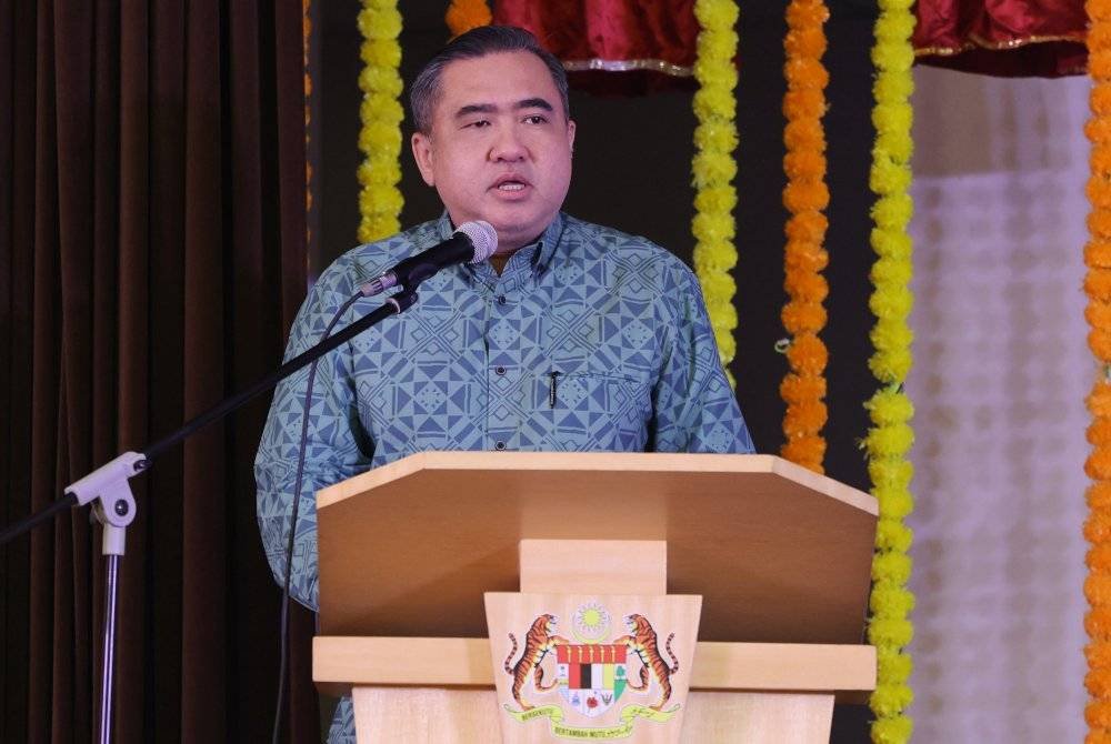 Anthony Loke ketika berucap pada Majlis Cahaya Kasih MadaniI & Perhimpunan Bulanan Kementerian Pengangkutan di kementeriannya hari ini. Foto Bernama