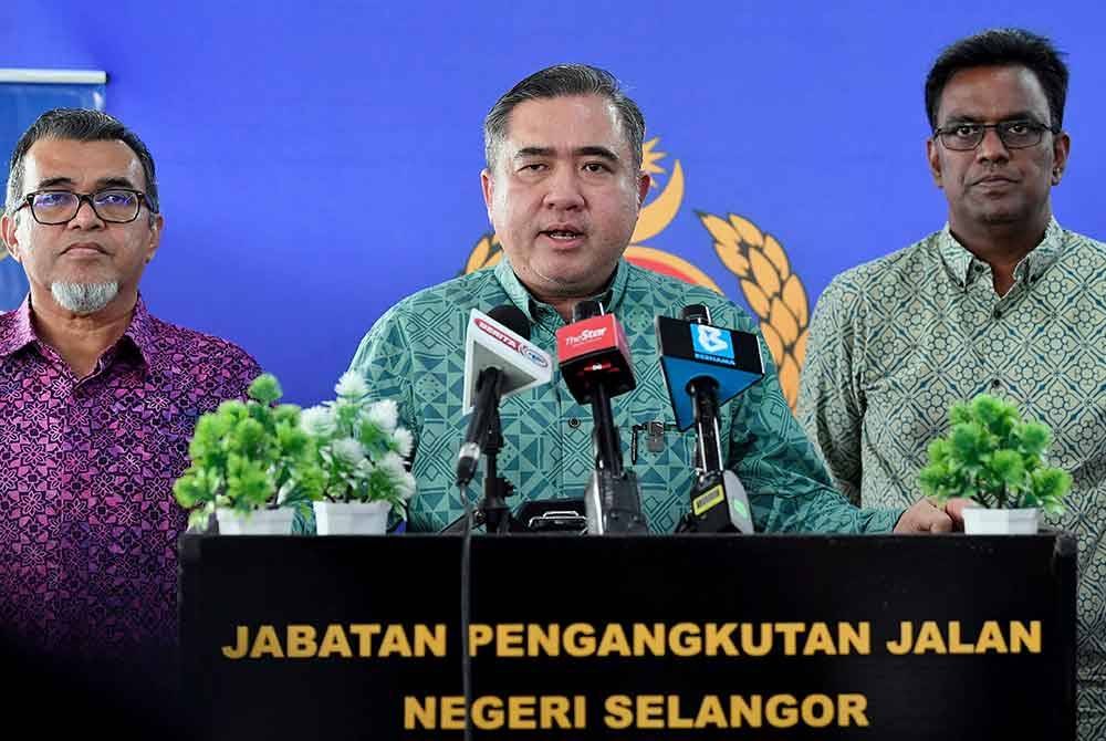 Menteri Pengangkutan, Anthony Loke Siew Fook bercakap pada sidang media Majlis Perasmian Penutup Program MyLesen Negeri Selangor 2024 di Jabatan Pengangkutan Jalan Negeri Selangor pada Khamis. Foto Bernama