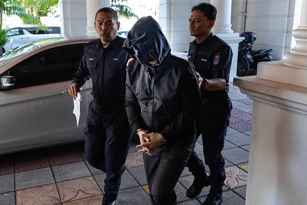 Mohd Nazri dibawa ke Mahkamah Tinggi pada hari ketiga perbicaraan kes bunuh yang dituduh terhadapnya. Foto Bernama