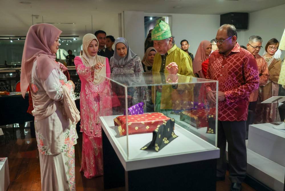 Sultanah Nur Zahirah (dua dari kiri) berkenan melihat ruang pameran Seni Telepok ketika berangkat merasmikan Pameran Pesona Telepuk Seni Persada Emas di Muzium Tekstil Negara hari ini. Foto Bernama