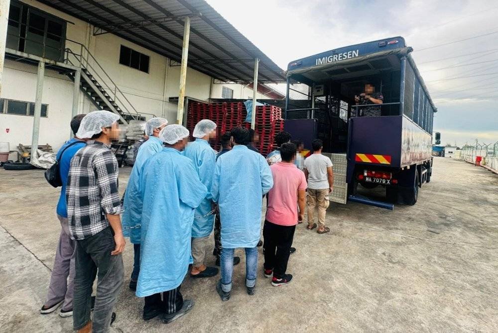 Sebahagian warga asing yang bekerja di sebuah gudang ditahan JIM Melaka di Pulau Gadong di sini, pada Khamis.