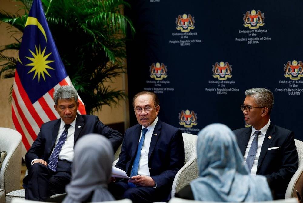 Anwar mengadakan sidang media di Beijing hari ini, mengakhiri perbincangan mengenai pengukuhan hubungan Malaysia-China dan kerjasama serantau. Beliau diiringi Mohamad; Tengku Zafrul dan Steven. Foto Bernama