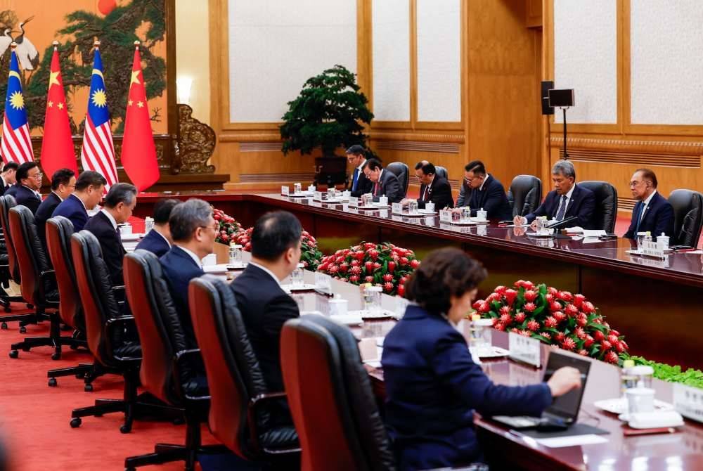 Anwar mengadakan kunjungan hormat kepada Presiden China Xi Jinping yang diadakan di Dewan Besar Rakyat di Beijing hari ini. Foto Bernama