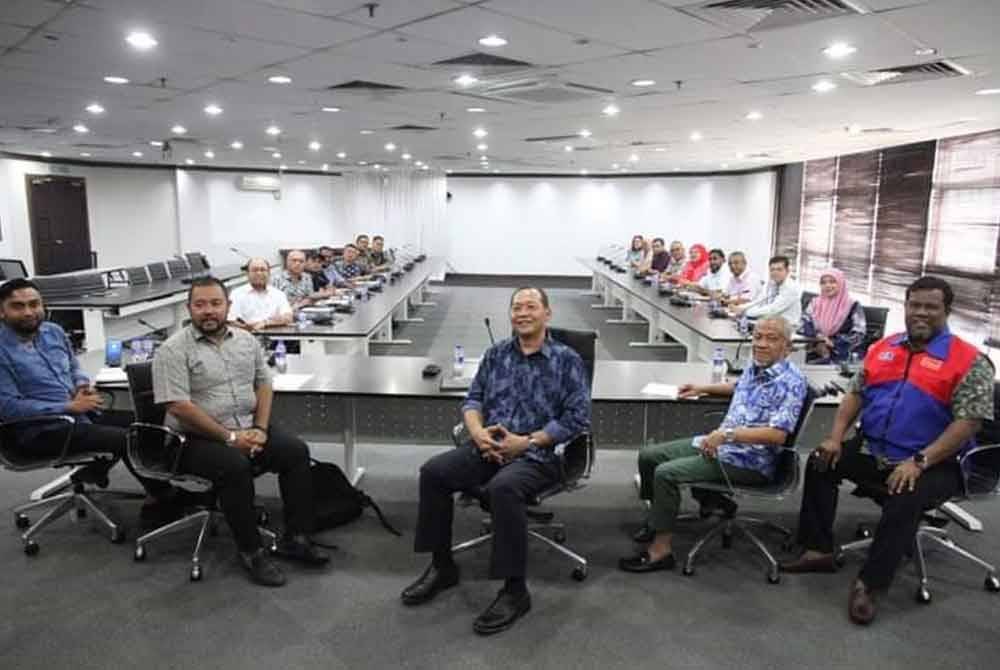 Mesyuarat Pertama Sekretariat Perpaduan Negeri Selangor telah dipengerusikan oleh Mohd Khairuddin (tengah).