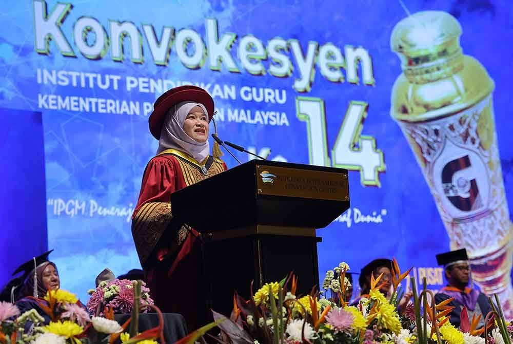 Fadhlina menyampaikan ucapan semasa hadir pada Istiadat Konvokesyen Institut Pendidikan Guru (IPG) ke-14 di Pusat Konvensyen Antarabangsa Putrajaya (PICC) hari ini. Foto Bernama