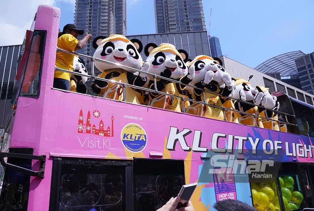 Pasukan maskot PANDAi menaiki bas persiaran bagi menemui pengunjung di Bukit Bintang pada Khamis. FOTO: SINAR HARIAN / MOHD HALIM ABDUL WAHID