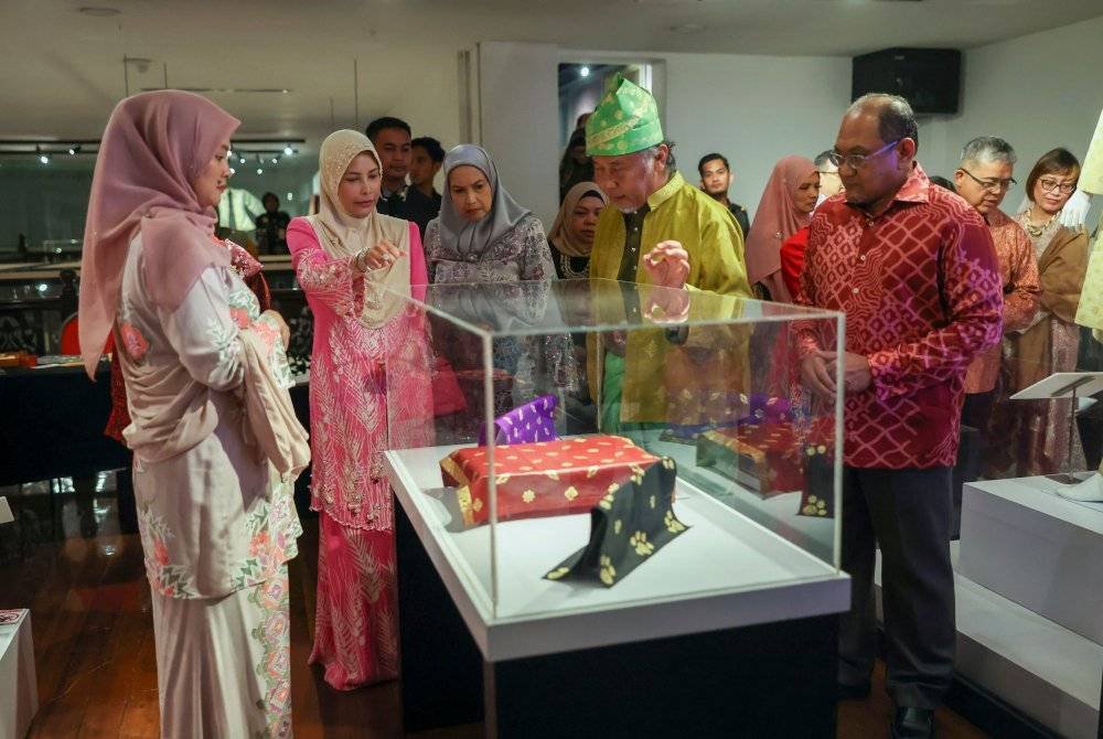 Sultanah Nur Zahirah (dua dari kiri) berkenan melihat ruang pameran Seni Telepok ketika berangkat merasmikan Pameran Pesona Telepuk Seni Persada Emas di Muzium Tekstil Negara pada Khamis.