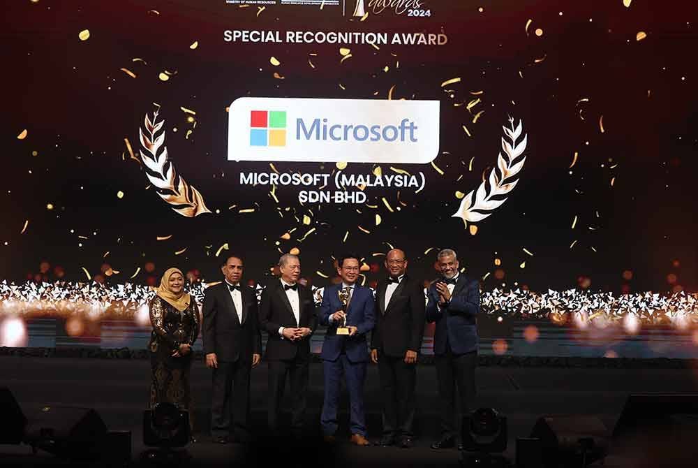 Fadillah (tiga dari kiri) menyampaikan anugerah kepada Microsoft (Malaysia) Sdn Bhd pada Malam Gala HRD 2024 di MITEC pada Khamis.