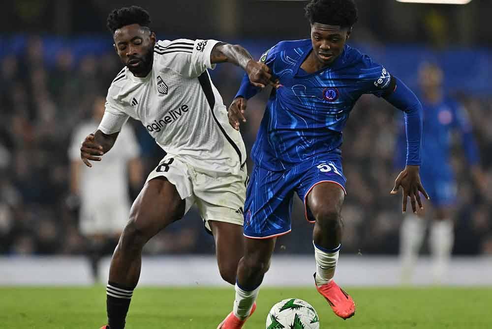 Pemain FC Noah Yan Eteki (kiri) cuba merebut bola daripada pemain Chelsea, Samuel Rak-Sakyi dalam aksi Liga Persidangan UEFA pada Jumaat. Foto AFP