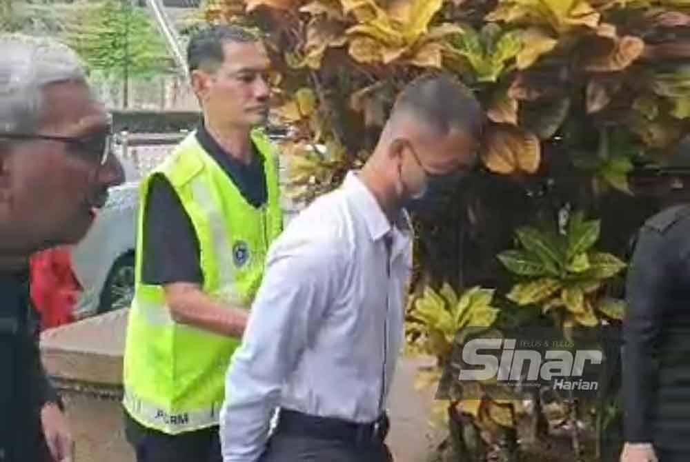 Suspek dibawa ke Mahkamah Sesyen Kuala Lumpur jam 9.45 pagi pada Jumaat. Foto Sinar harian/HISYAMUDDIN AYUB.