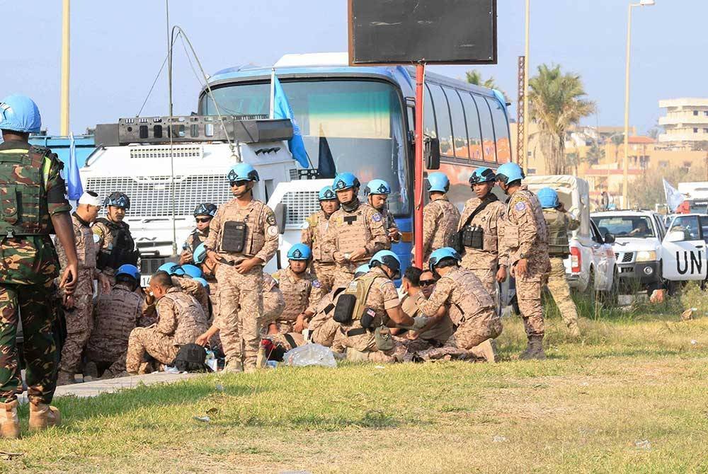 Pasukan pengaman Unifil yang cedera diberikan rawatan di lokasi kejadian. FOTO AFP