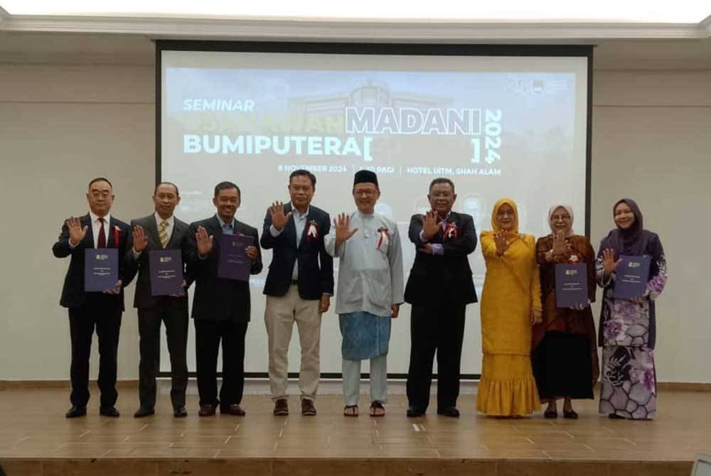 Mustaffa (lima dari kanan) menyempurnakan Majlis Perasmian Seminar Usahawan Madani Bumiputera di Hotel UiTM Shah Alam.