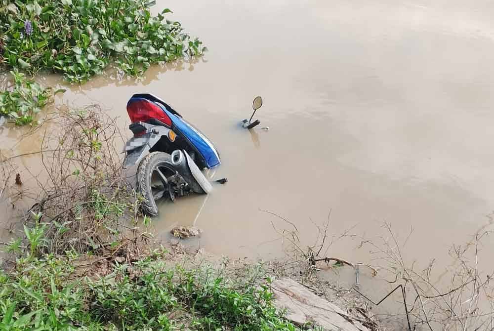 Seorang wanita dikhuatiri lemas selepas motosikalnya ditemukan berhampiran Titi Merah Liverpool di Sungai Pendang, di sini, pada Jumaat. Foto JBPM Kedah