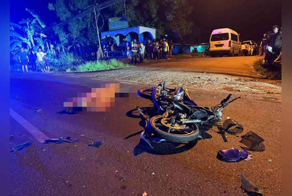 Mangsa maut di lokasi kejadian selepas terbabit dalam kemalangan di di Kilometer 4, Jalan Lahad Datu-Tungku, Lahad Datu.