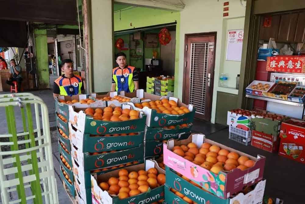 Antara premis yang diambil tindakan selepas meletakkan jualan di siar kaki hingga menyebabkan halangan.