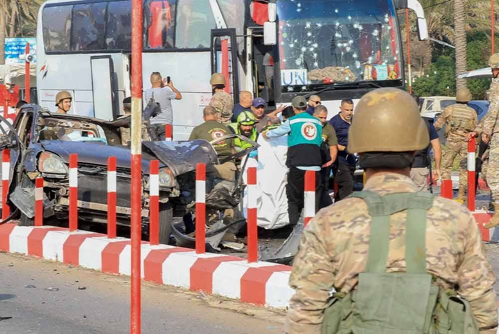 Pasukan pengaman Unifil yang cedera diberikan rawatan di lokasi kejadian. FOTO AFP