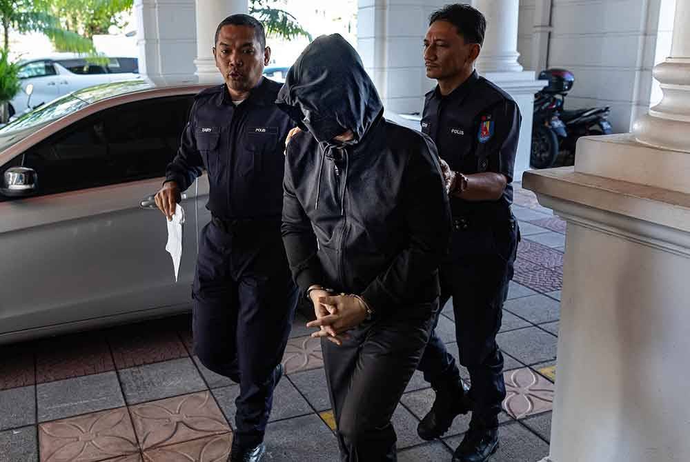 Pegawai kanan polis, Mohd Nazri Abdul Razak dibawa ke Mahkamah Tinggi bagi perbicaraan kes bunuh yang dituduh terhadapnya. - Foto: Bernama