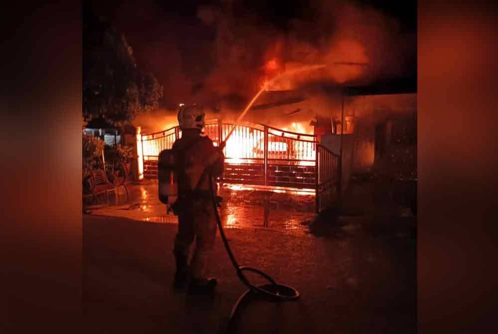 Kebakaran dipercayai bermula di sebuah rumah sebelum merebak ke dua kediaman bersebelahan. Foto JBPM Perak