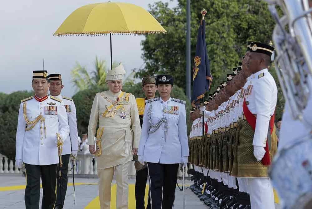 Sultan Nazrin berkenan memeriksa Kawalan Kehormatan pada Istiadat Penerima Anugerah Darjah Kebesaran dan Pingat Sempena Ulang Tahun Ke - 68 baginda di Istana Iskandariah Kuala Kangsar pada Sabtu.