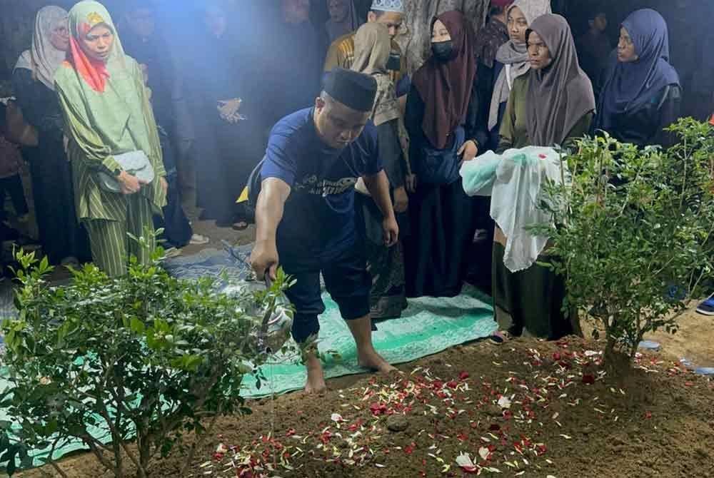 Mohd Shazwan menyiram air mawar ke pusara arwah isteri dan bapa mertuanya.