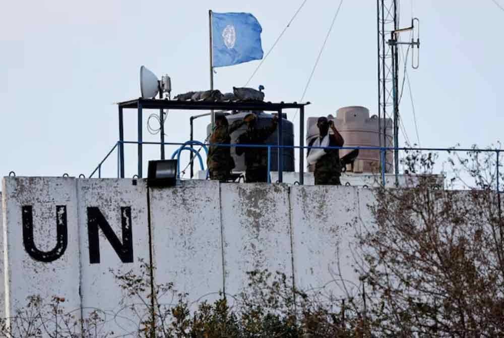 Anggota pasukan pengaman UNIFIL melihat sempadan Lubnan-Israel, ketika mereka berdiri di atas bumbung menara pemerhati di bandar Marwahin, di selatan Lubnan, Oktober lalu. Foto Reuters