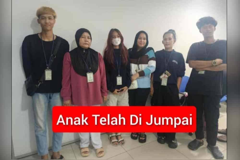 Saadah (tiga dari kanan) dan Nur Farisah Adlina (tiga dari kiri) bersama keluarga yang menemui sebelum memaklumkannya kepada pihak polis.