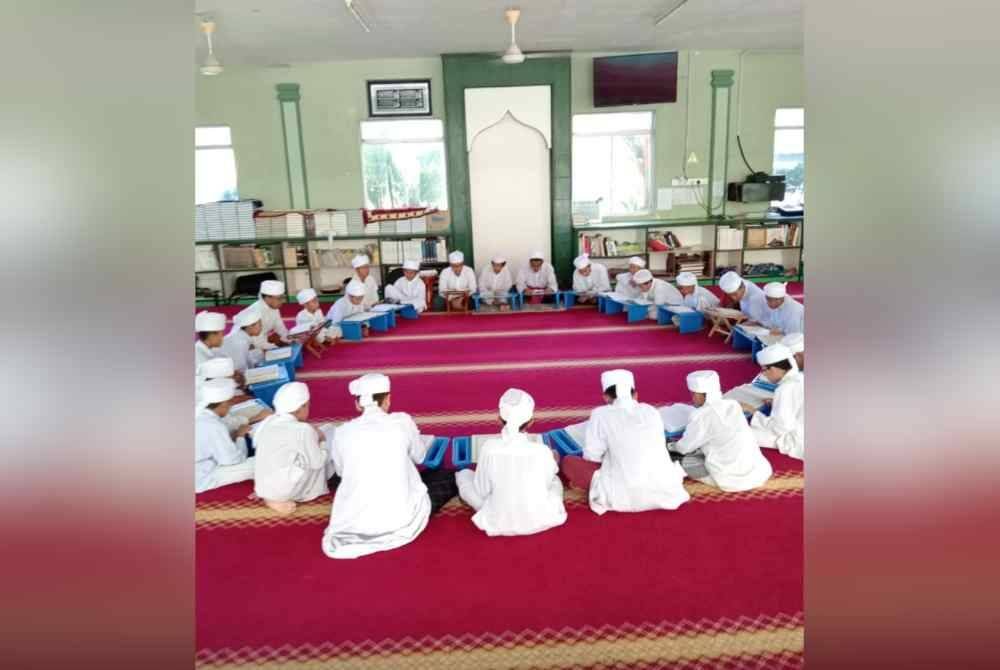 Pelajar Madrasah Tahfiz Taufiqillah menjalani sesi pembelajaran di dalam surau.