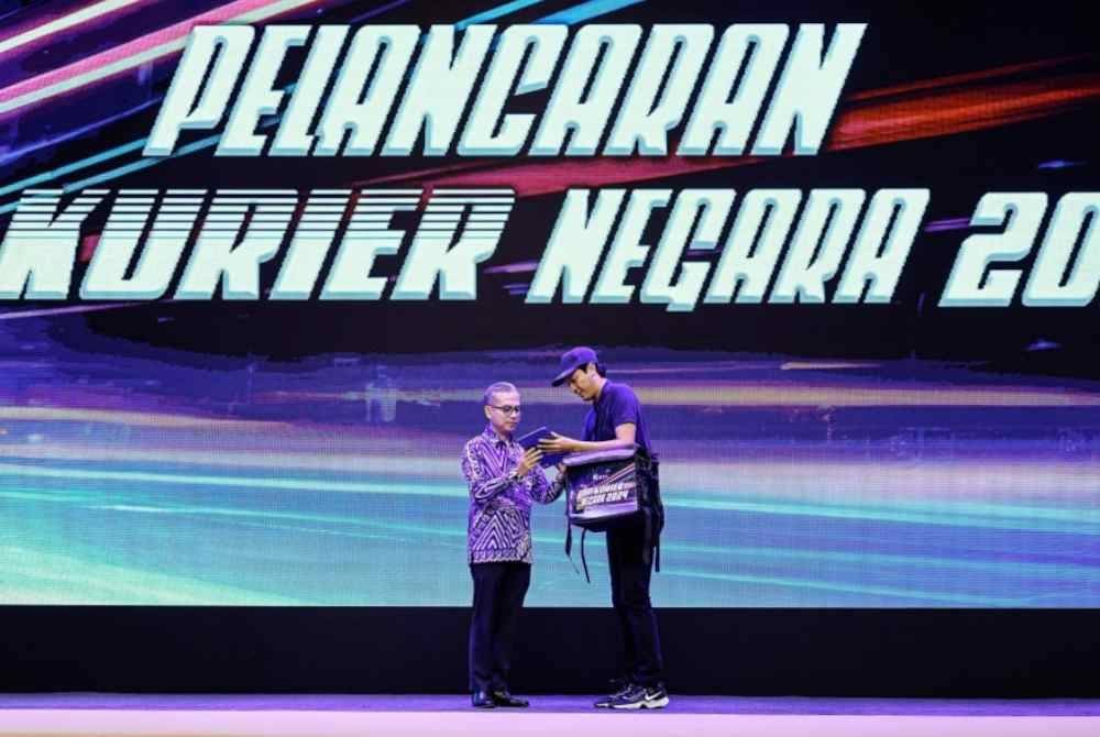 Fahmi Fadzil menyempurnakan pelancaran Sambutan Hari Kurier Negara 2024 hari ini. Foto Bernama