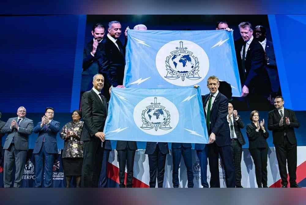 Upacara penyampaian bendera Interpol oleh Menteri Keselamatan UK, Dan Jarvis kepada E Ketua DGSN dan delegasi Maghribi, Abdellatif Hammouchi - Foto: Agensi