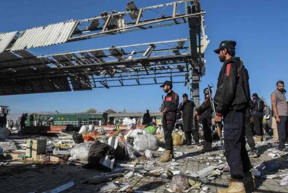 Anggota keselamatan memeriksa kawasan letupan di stesen kereta api di Quetta, di wilayah Balochistan Pakistan pada Sabtu. Foto AFP