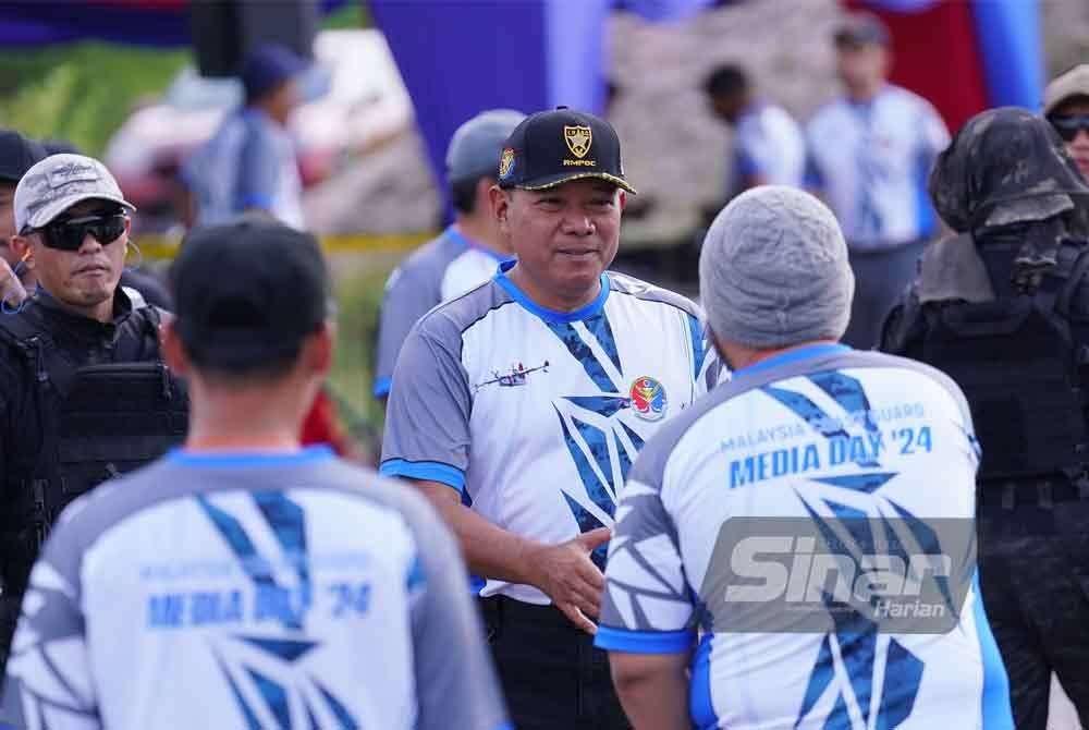 Mohd Rosli beramah mesra dengan petugas media yang hadir pada Program Hari Bersama Media Maritim Malaysia 2024 di Putrajaya pada Sabtu. Foto SINAR HARIAN-MOHD HALIM ABDUL WAHID