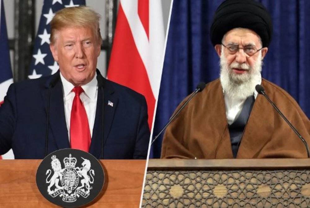 Hubungan bersama Iran di bawah kepimpinan Ayatollah Ali Khamenei (kanan)agak tegang ketika penggal pertama pentadbiran Trump (2016-2020). Foto Agensi