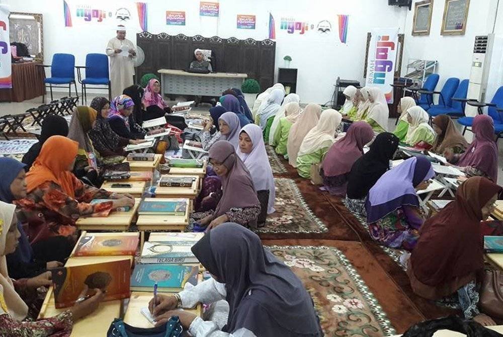 Umat Islam perlu mendalami panduan membaca al-Quran dengan kembali kepada cara asas Nabi Muhammad SAW menerima kitab suci itu secara bertalaqi iaitu berhadapan dengan guru. Gambar hiasan 