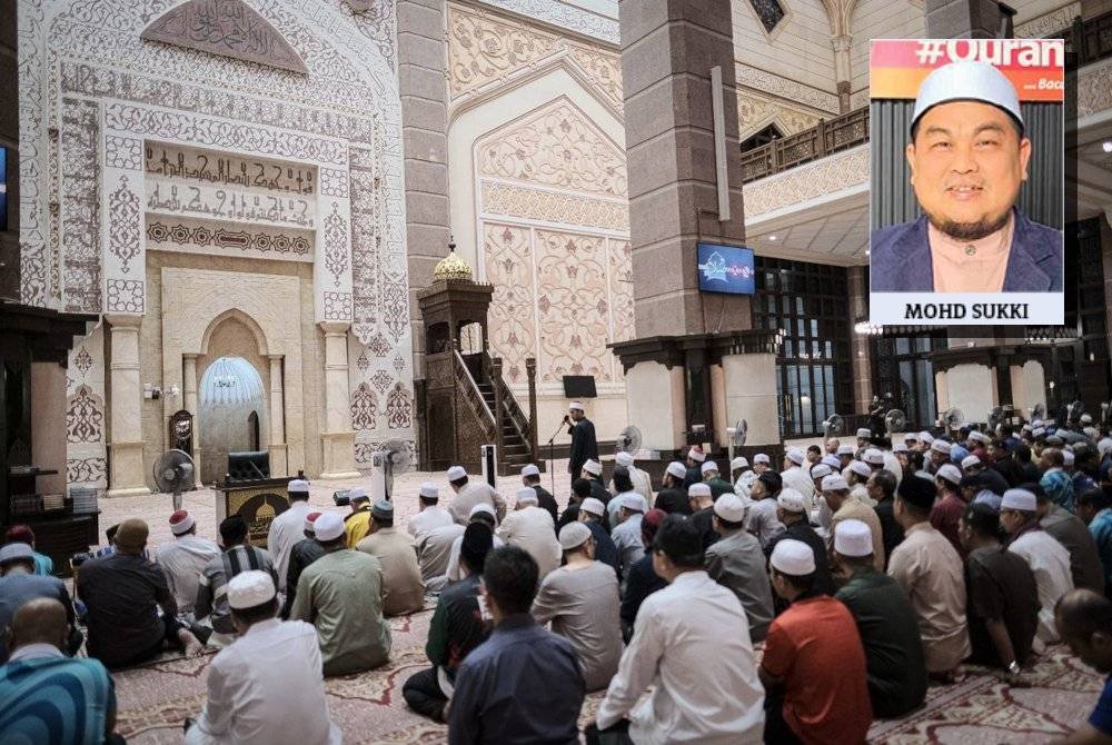 Teknologi terkini menyebabkan anak muda tidak lagi berminat untuk datang ke masjid bagi menambah ilmu agama. Gambar hiasan (Gambar kecil: Mohd Sukki)