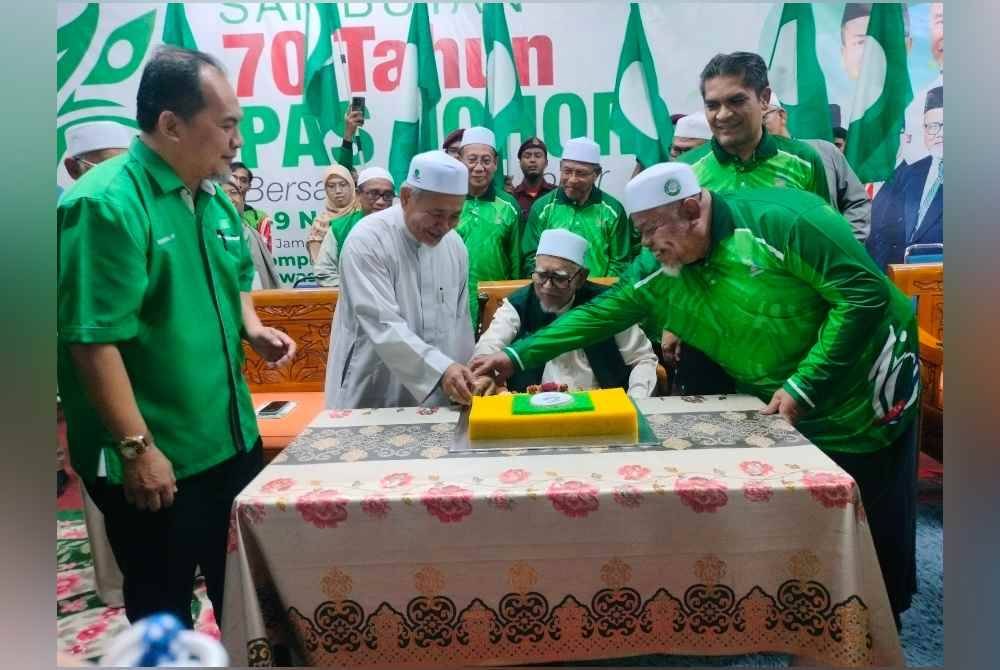 Tuan Ibrahim (dua dari kiri) dan Abdul Hadi ( tengah) ketika Majlis Sambutan 70 tahun Pas Johor di Rengit Batu Pahat.