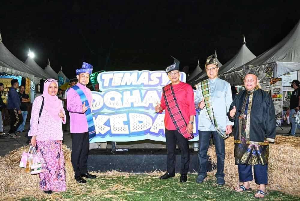 Barisan tetamu kehormat bergambar kenangan di sudut bergambar Temasya Oghang Kedah 2024 pada malam perasmian