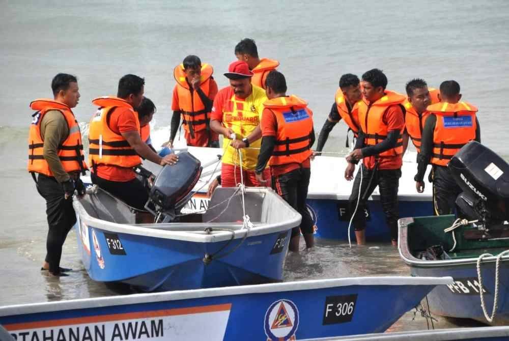 Latihan pengendalian dan penyelenggaraan bot ringan bagi persediaan MTL oleh APM Negeri Sembilan bersama Pasukan Simpanan Persekutuan diadakan di pantai Teluk Kemang, Port Dickson. Foto APM Negeri Sembilan