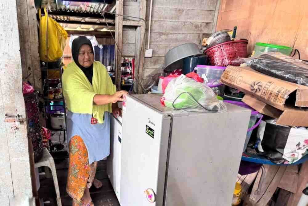 Hazlini akan meletakkan peti ais dan barangan elektrik yang lain di tempat tinggi bagi mengelakkan ditenggelami banjir.