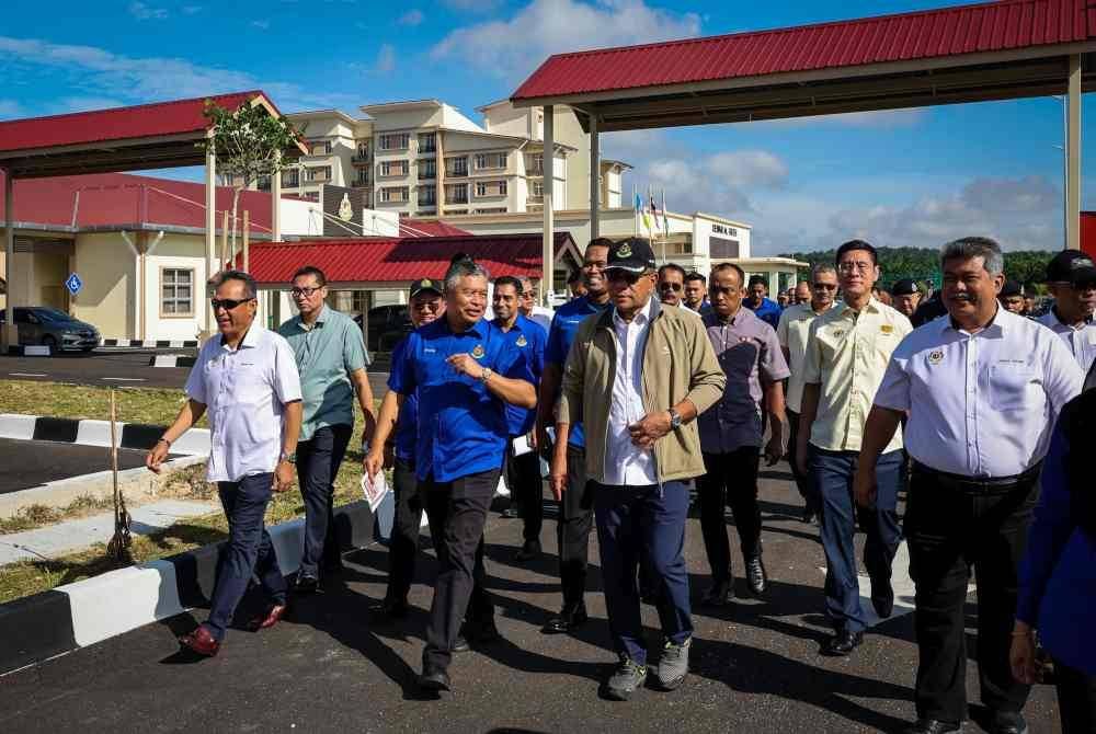 Saifuddin Nasution (tiga, kanan) ketika melakukan lawatan pada Majlis Penyerahan Projek Depot Imigresen dan Kuarters Jawi pada Ahad. Foto Bernama